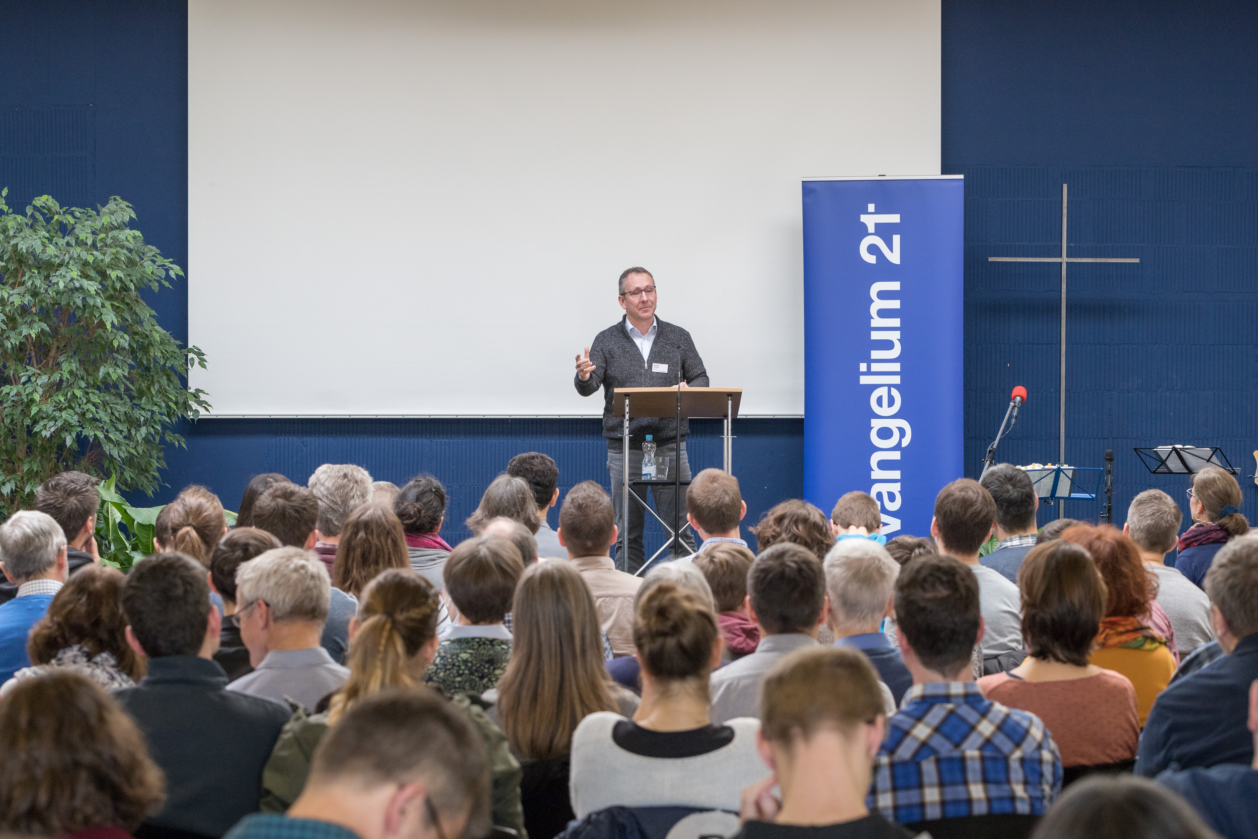 Samuel Sommer, Pastor der Freien Missionsgemeinden in Oberburg-Burgdorf und Wynigen, fragte auf der E21-Regionalkonferenz Schweiz, wo in der heutigen Evangelisationspraxis die Bu&szlig;e noch ernst genommen wird. Foto: Benjamin Lanz, tridea.ch